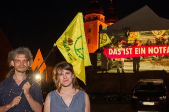 Klimaaktivisten zeigen Flagge -