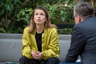 Klimaaktivistin Luisa Neubauer im Freie-Presse-Interview: „Mit Blick auf Friedrich Merz ist der Zug abgefahren“ - Froh über einen Preis im Bundesland von Michael Kretschmer: Klimaaktivistin Luisa Neubauer beim Gespräch mit „Freie-Presse“-Chefredakteur Torsten Kleditzsch in Chemnitz.