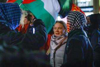 Klimaaktivistin Thunberg bei Pro-Palästina-Demonstration in Leipzig - Die schwedische Klimaaktivistin Greta Thunberg nimmt an einer pro-palästinensischen Demonstration in Leipzig teil. Thunberg habe sich am Mittwochabend einige Zeit bei der Demonstration in der Leipziger Innenstadt aufgehalten und habe auch einen kurzen Redebeitrag gehalten, sagte ein Polizeisprecher auf Anfrage. An der angemeldeten Demonstration hätten sich etwa 200 Menschen beteiligt. Zuerst hatte die «Leipziger Volkszeitung» darüber berichtet.