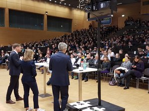 Klimabewegte Schüler nehmen die Staatsregierung ins Gebet - Ministerpräsident Michael Kretschmer (links) mit Joanna Kesicka, Vorsitzende des Landesschülerrats, und dem Dresdner Universitätsrektor Hans Müller-Steinhagen bei der Klimaschülerkonferenz.