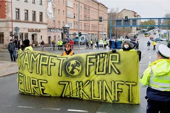 Klimabündnis blockiert Kreuzung in Chemnitz - Polizei beruhigt Autofahrer - Für insgesamt 21 Minuten geht am Freitagnachmittag nichts mehr auf der Kreuzung Limbacher-/Leipziger/Reichs-/Hartmannstraße. Teilnehmer eines Klimaprotestes treten auf die Straße und stoppen den Verkehr.
