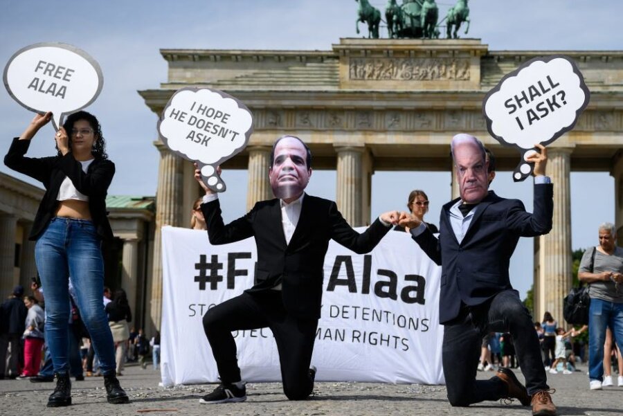 Klimakanzler in der Defensive - Aktivisten der Nichtregierungsorganisation Avaaz protestieren mit Masken mit dem Konterfei von Kanzler Scholz und Präsident al-Sisi vor dem Brandenburger Tor gegen den Besuch des ägyptischen Präsidenten und für die Freiheit des ägyptischen Bloggers Alaa Abd el-Fattah. 