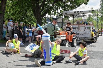 Klimakleber und Energiewende à la Lichtenberg: "Ökostrom, wir machen das schon" - Klimakleber à la Lichtenberg warfen sich vor den Festzug beim Dorffest 2023. 