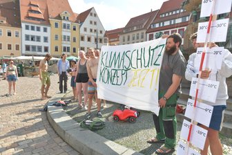Klimakonzept für Freiberg: Worum geht es am Donnerstag? - Mit einem Flash Mob war im August 2024 auf dem Freiberger Obermarkt ein Klimaschutzkonzept gefordert worden.