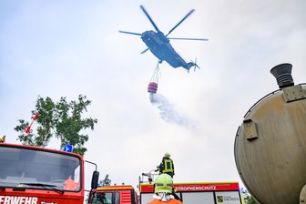 Klimakrise: Sachsen will sich auf Hitze-Perioden vorbereiten - Bei den Waldbränden im Freistaat kommen immer wieder Hubschrauber zum Einsatz wie im Juli in der Gohrischheide im Landkreis Meißen.