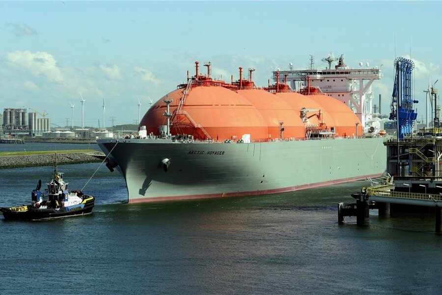Klimaminister Habeck hält Flüssiggas-Importe für sinnvoll - Ein Flüssiggas-Tanker macht im Hafen von Rotterdam in den Niederlanden fest. Wenn deutsche Unternehmen flüssiges Erdgas (LNG) bestellen wollen, können sie es nicht zu einem deutschen Hafen liefern lassen: Hierzulande gibt es noch kein LNG-Terminal - nur Pläne dafür. 