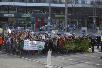 Klimaprotest in Hunderten Städten - Abertausende in Deutschland dabei - Mehrere hundert meist junge Leute ziehen durch die Chemnitzer Innenstadt.