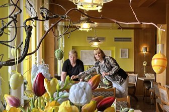 Klimawandel, Corona, Personalmangel: Wie eine Hotelinhaberin den Tourismus im Erzgebirge trotz Krisen anschiebt - Hotelinhaberin Iris Gläser (r.) und Restaurantleiterin Vlasta Tylmanova decken die Tische im „Talblick“ in Holzhau für die Gäste ein.