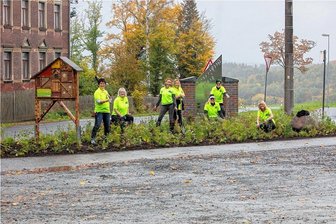Klimawandel: Großfriesen setzt bei neuem Grün im Dorf auf Präriebepflanzung - Mitglieder des Großfriesener Heimatvereins trafen sich am Samstag zum Arbeitseinsatz, um den Ortseingang neu zu gestalten. Mit dabei waren: Anne Klinger, Katja Heinz, Carolin Klinger, Silke Grellmann, Ulrich und Sylke Bauer und Angela Reißaus (von links). 