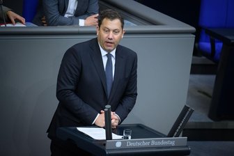 Klingbeil offen für Sparen mit Spahns "Rasenmäher-Methode" - Bundesfinanzminister Klingbeil (SPD) zeigt sich offen dafür, Subventionen und Steuervergünstigungen um einen pauschalen Prozentsatz abzuschmelzen.