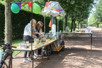 Klingelingeling: In Lichtenwalde gibt es jetzt eine rollende Naturwerkstatt - Am Dienstag wurde die mobile Naturwerkstatt vorgestellt. Dabei sind viele Wildblumen-Samenbomben geknetet worden.
