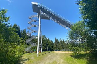 Klingenthal: Ab Montag ist Treppensteigen Pflicht - Der Anlaufturm der Großschanze in Klingenthal.