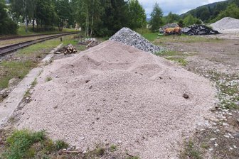 Klingenthal: Anwohner befürchtet Verunreinigung des Bachs nach Ablagerung großer Mengen Bauschutts - Jede Menge Bauschutt wurde an der Bahnstrecke in Klingenthal abgelagert.