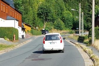 Klingenthal: B 283 wird zur Großbaustelle - Die in den vergangenen Jahren vielfach notdürftig geflickte AuerbacherStraße/B 283 in Klingenthal (Foto) wird grundhaft saniert.