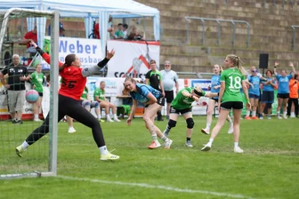 Klingenthal bereit für das „geilste Handball-Turnier der Welt“ - Handball auf der Wiese gibt es am Wochenende wieder in der Vogtland-Arena.