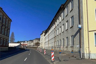 Klingenthal droht ein neues Problem mit einer Brache - Großflächig abgesperrt ist der Fußsteig am ehemaligen Verwaltungsgebäude der Klingenthaler Harmonikawerke an der Markneukirchner Straße. Es droht Gefahr durch bröckelndes Mauerwerk und Dachschiefer.