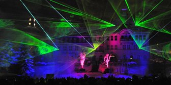 Klingenthal empfängt die Skisprung-Elite - 
              <p class="artikelinhalt">Eine farbenprächtige Lasershow vor der Kulisse des 1914 eingeweihten Rathauses bildete den Abschluss der Begrüßungsparty.</p>
            