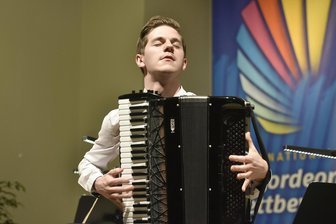 Klingenthal: Förderverein für Internationale Akkordeonwettbewerbe löst sich auf - Ein Bild aus alten Tagen: Preisträger Radu Ratoi bei einem Konzert im Jahr 2019. Der Wettbewerb ist Geschichte.