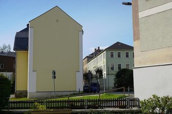 Klingenthal kauft Innenstadt-Immobilie - Der Blick vom Klingenthaler Museumshof auf die Poststraße. Links das Gebäude, das die Stadt gekauft hat.