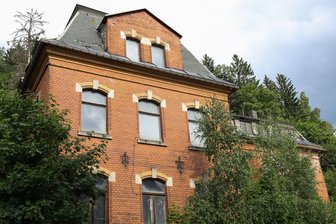 Klingenthal kauft marodes Haus und will es abreißen - Dieses marodes Haus an der Auerbacher Straße in Klingenthal wird durch die Stadt gekauft.