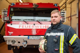 Klingenthal kauft weiteres Neufahrzeug für die Feuerwehr - Georg Hille ist Wehrleiter in Klingenthal. In der Stadt wird nach dem Tanklöschfahrzeug (im Hintergrund) ein weiteres Neufahrzeug für die Feuerwehr angeschafft.
