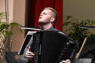 Klingenthal sagt alle Akkordeonwettbewerbe für 2024 ab - Gustavo Aliandre de Almeida war 2019 der erste Preisträger in der Geschichte des Klingenthaler Wettbewerbes aus Brasilien. Er gewann damals den Ausscheid in der Virtuosen Unterhaltungsmusik.