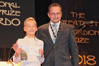 Klingenthal: Städtepartnerschaft nach Italien braucht neuen Schwung - Enrico Bräunig überreichte 2018 in Casteldidardo Eduard Irnasson aus Schweden den Gisela-Dölling-Förderpreis. 