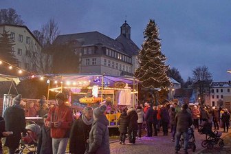 Klingenthal: Stimmungsvoller Bornkinnelmarkt gefällt mit viel Programm - Viel Andrang herrschte am Wochenende beim Bornkinnelmarkt in Klingenthal.