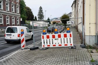 Klingenthal: "Tunnel" für Fußgänger an der B 283 wird gebaut - Absperrung am ehemaligen KHW. An dieser Stelle wird die Unterführung für Fußgänger gebaut.