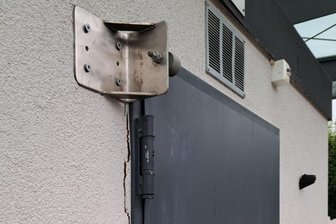 Klingenthal: Unbekannte reißen Toiletten-Tür aus Zarge - Unbekannte rissen die Tür der Toilette am Marktplatz in Klingenthal aus der Zarge.