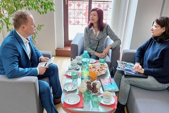 Klingenthal und Kraslice wollen Partnerschaft wiederbeleben - Klingenthals designierte Oberbürgermeisterin Judith Sandner (Mitte) undMuseumsleiterin Xenia Brunner beim neuen Bürgermeister der tschechischen Partnerstadt Kraslice/Graslitz, Jan Šimek. 