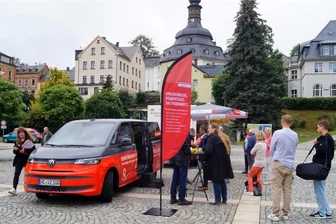 Klingenthal: Verbraucherzentrale stellt roten Beratungsbus offiziell in Dienst - Ab jetzt stets jeden letzten Freitag im Monat in Klingenthal: Der Beratungsbus der Verbraucherzentrale Vogtland macht auf dem Wochenmarkt Station, um Rat und Hilfe anzubieten.