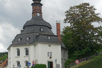 Klingenthal: Warum die Glocken zu ungewöhnlicher Stunde läuten - Die Glocken der Rundkirche läuten am Donnerstag zwei Minuten lang.