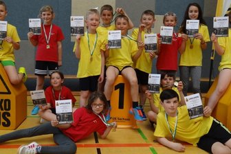 Klingenthal wird Erster - Wohlverdient: Die Sieger der Sigmund-Jähn-Grundschule Klingenthal freuen sich über ihre Medaillen und Urkunden. 