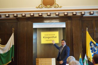 Klingenthal zur Großen Kreisstadt ernannt - Bürgermeister Thomas Hennig zeigt stolz das neue Ortsschild von Klingenthal.
