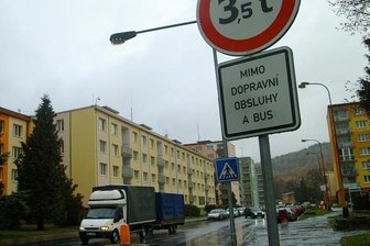 Klingenthal: Zwölf-Tonnen-Laster dürfen künftig in Klingenthal über die Grenze fahren - Die Begrenzung der Straße von Graslitz/Kraslice zum Grenzübergang Klingenthal auf Fahrzeuge bis 3,5 Tonnen wird in wenigen Tagen Geschichte sein. Im Abschnitt zwischen Schönberg und Reitzenhain ist Klingenthal dann der einzige Grenzübergang, den Lkw mit einer Tonnage bis 12 Tonnen passieren dürfen.