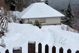Klingenthaler Alm: Notlage nach Wasserrohrbruch in einem Einfamilienhaus - Nach einem Wasserrohrbruch wird dieses erst 2000 gebaute Haus auf der Klingenthaler Alm zur Großbaustelle. Zuvor muss sämtliches Inventar raus. Aber wie?