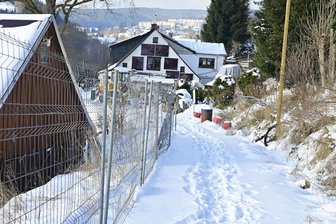 Klingenthaler Alm ohne Winterdienst: Jetzt wollen Freiwillige dort Schnee schippen - Dauerhaftes Blockieren der Durchfahrt auf der Straße Zur Alm kostet die Anwohnern seit Jahren Nerven. Zum dort vom sogenannten Almterroristen abgestellten Müll kommt nun Schnee.