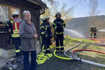 Klingenthaler Alm-Zoff: Ein neuer Weg noch in diesem Jahr? - Anita Hochmuth schaute zu, als die Feuerwehr jüngst neben ihrem Alm-Haus übte. Seit Kurzem hat sie eine Wohnung in der Stadt.