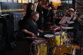Klingenthaler Brass Socks begeistern mit zwei Neuen beim Dresdner Dixieland-Festival - Als Schlagzeuger ist Dennis Pelz neu in der Bigband aus Klingenthal.