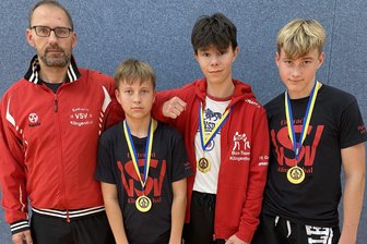 Klingenthaler Eintracht-Boxer mit drei grandiosen Siegen in Leipzig - Die erfolgreiche Klingenthaler Delegation: Von links: Trainer Lutz Wollner, Cody Engelke, Bruno Tischer und Keath Engelke.