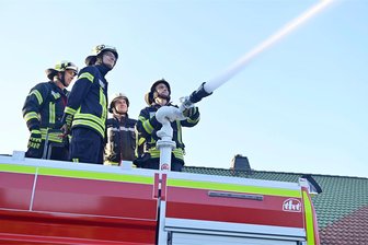Klingenthaler Feuerwehr trainiert an neuem Tanklöschfahrzeug - Dominik Glaß, Rocco Trommer, Michael Künzl und Jan Künzl (von rechts) beim Probespritzen.