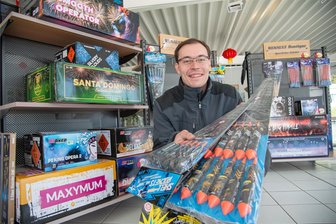 Klingenthaler Firma feiert Geburtstag mit großem Knall: Warum dieses Autohaus jetzt auch Pyrotechnik verkauft - Simon Steudemann aus Klingenthal verkauft Pyrotechnik aller Couleur im Autohaus Steudemann in Klingenthal. Zum 125-jährigen Firmenjubiläum wird ein großes Feuerwerk in Auerbach gezündet.