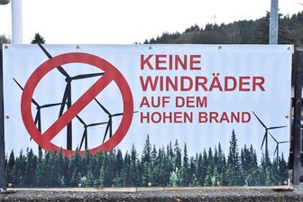 Klingenthaler Forderung: Uneingeschränktes Verbot von Windkraftanlagen in Schutzgebiet - Gleich an mehreren Stellen im Klingenthaler Ortsteil Zwota bringen Bürger seit Wochen ihren massiven Protest gegen eine angestrebte Errichtung von Windrädern auf dem Hohen Brand zum Ausdruck.