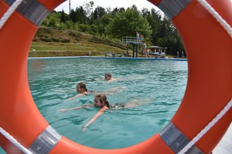 Klingenthaler Freibad startet in die Saison - Klingenthals Freibad an der Dürrenbachstraße ist ab sofort bis Ende August offen.