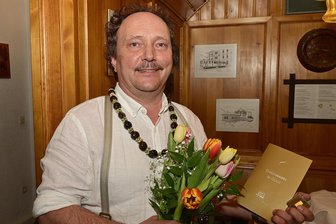 Klingenthaler Mann für alle Fälle feiert „goldenen“ Geburtstag - Karsten Meinel vom Tennisclub Klingenthal wurde mit der Ehrennadel des Landessportbundes in Gold ausgezeichnet.