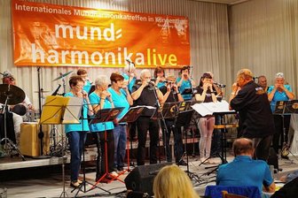 Klingenthaler Mundharmonikaspieler Jürgen Just redet von Abschied - Auftakt für "Ein Abend der Harmonika" mit Jürgen Just und seinen Klingenthaler Mundharmonika-Uhus.