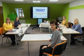 Klingenthaler Oberschülerin siegt bei Vorlesewettbewerb in Auerbach - Die Jury traf sich mit Abstand und 2G-Regel. Von links: Bibliotheksmitarbeiterin Tanja Rether, Bibliotheks-Auszubildende Alisa Köhler, Buchhändlerin Cornelia Horn, Romy Hartwig von der Göltzschtalgalerie sowie Bärbel Kleine, Bibliothekarin im Ruhestand. 
