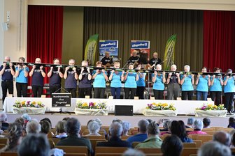 Klingenthaler Riesenmundharmonika begeistert beim Musiknachmittag - Die Mundharmonika-Uhus spielten unter anderem „Das Steigerlied“ auf dem Rieseninstrument.