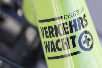 Klingenthaler Schulanfänger üben richtiges Verhalten im Straßenverkehr - Stadt, Verkehrswacht, Polizei und Busunternehmen arbeiten Hand in Hand für Sicherheit.